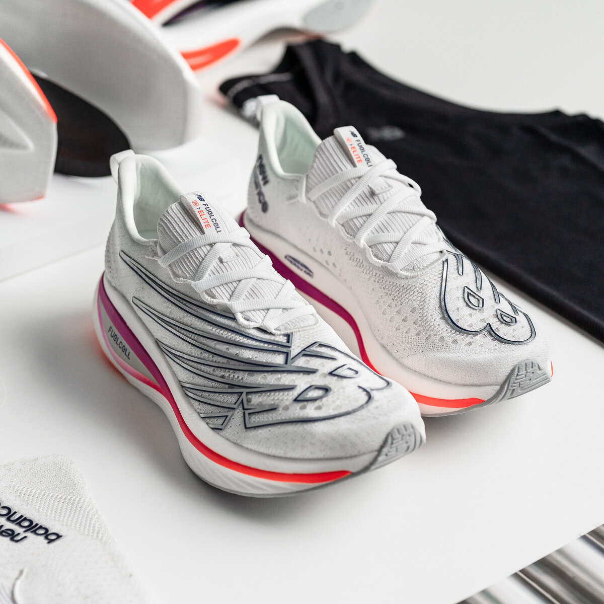 За дизайном «У каждой детали SuperComp Elite v3 есть цель. При разработке Elite v3 у нас было одно правило; Если что-то не собиралось добавить к гоночному опыту, то это не место в кроссовках. Этот менталитет дизайна в сочетании с данными о спортсменах из нашей спортивной исследовательской лаборатории New Balance привели к созданию нашей самой инновационной гоночной обуви на сегодняшний день». - Крис Морфези, старший менеджер по продуктам