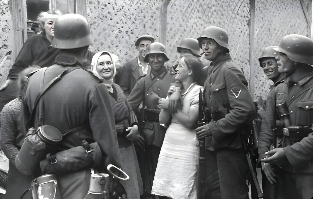 Видео немецких дам. Зверства фашистов 1941-1945. Дети и солдаты вермахта 1941. Бундесархив войска СС. Немецкие солдаты и женщины.