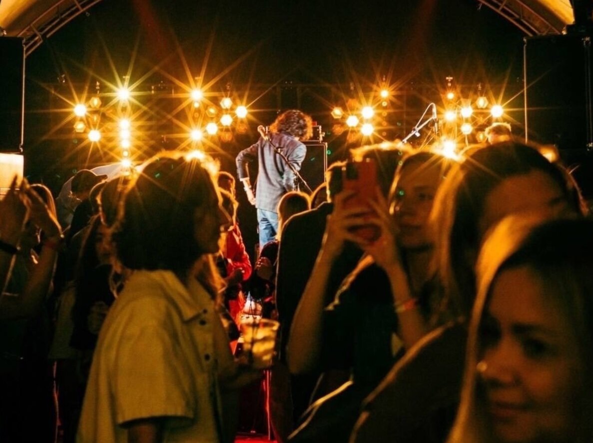 Свидание на крыше спб. Романтический вечер для двоих. Девушка и ночь. Подруги в ночном клубе. Парочка в петербурге.