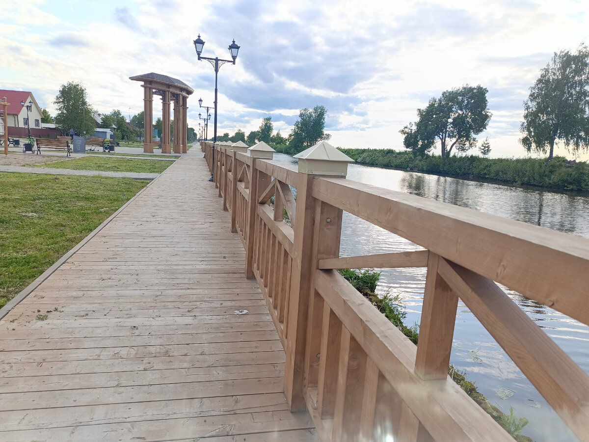 Деревянная часть Набережной особенно полюбилась местным жителям и гостям города. Натуральность нынче в моде! 