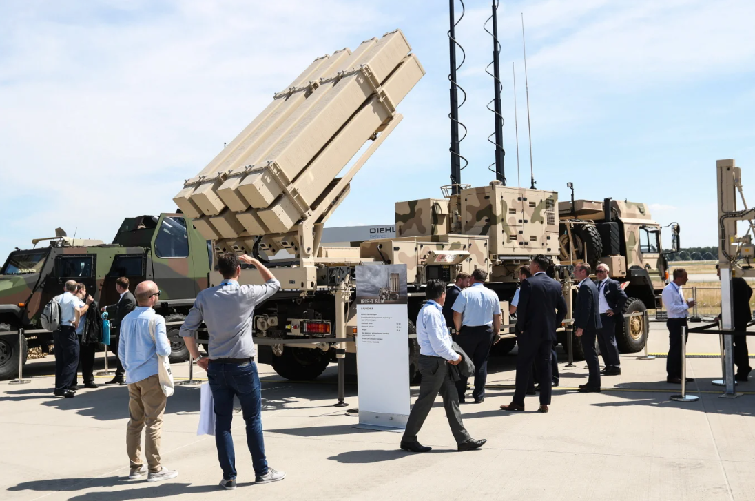 Люди смотрят на систему противовоздушной обороны IRIS-T-SLM на выставке ILA Berlin Air Show © IMAGO/Shan Yuqi/IMAGO/Xinhua