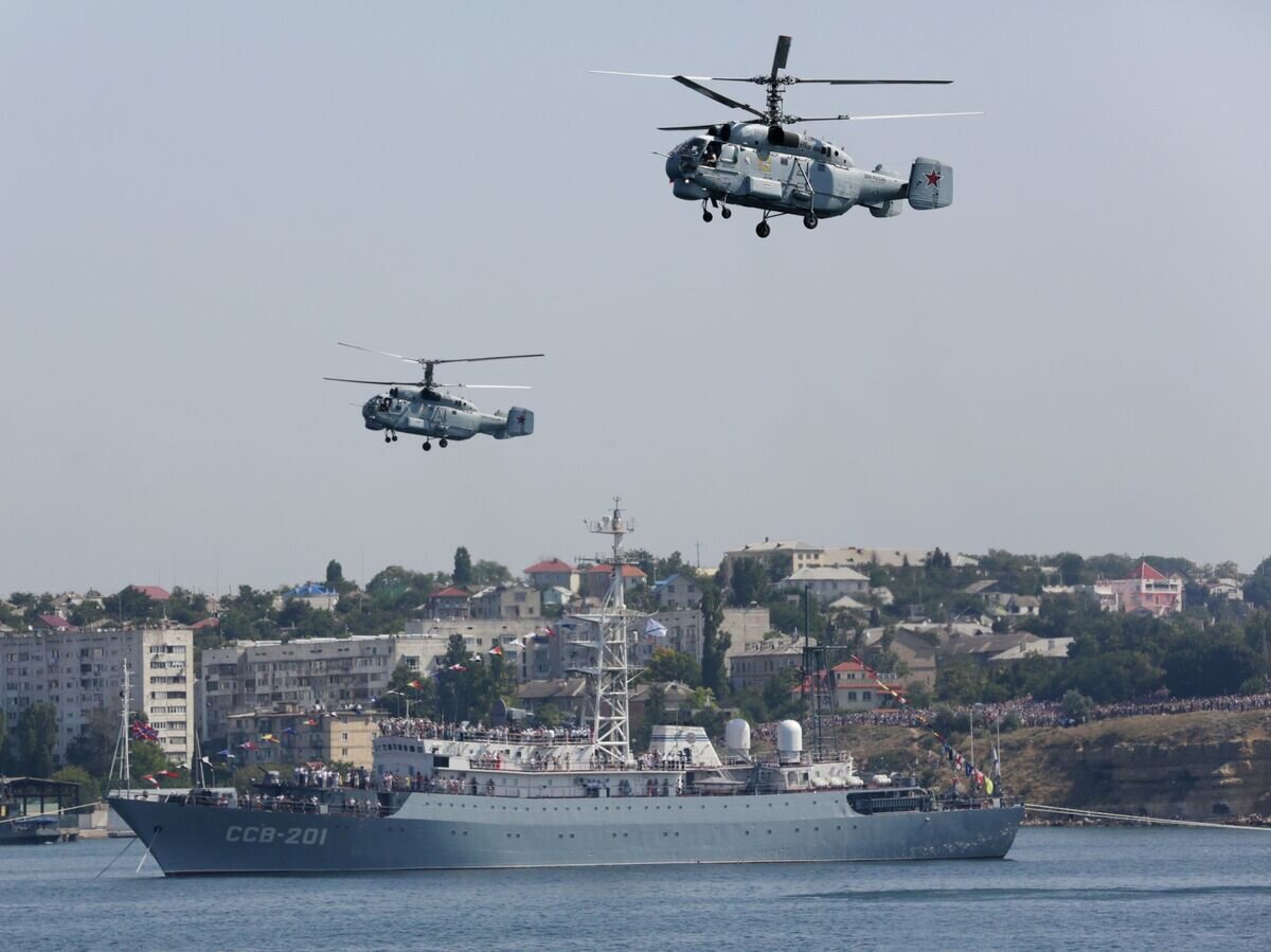    Вертолеты Ка-32 и средний разведывательный корабль Черноморского флота "Приазовье" во время празднования Дня Военно-морского флота России в Севастополе© РИА Новости / Макс Ветров