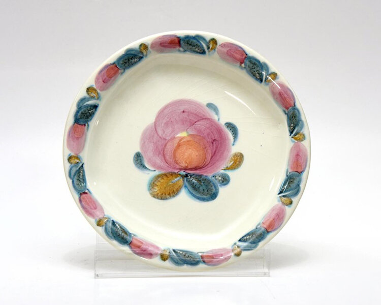 Тарелка из обеденного набора «Подмосковье».  Конаковский фаянсовый завод им. Калинина (ЗИК), 1969 год. Автор формы Фаина Николаевна Крохина, автор росписи Геннадий Иванович Беляков  