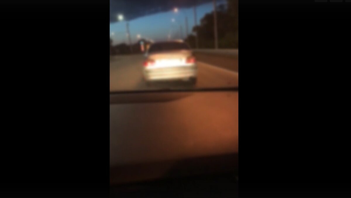     В Абакане водитель попытался оторваться от полиции, но не смог. После остановки он не стал разговаривать с полицейскими, пока не достал и не закурил сигарету.