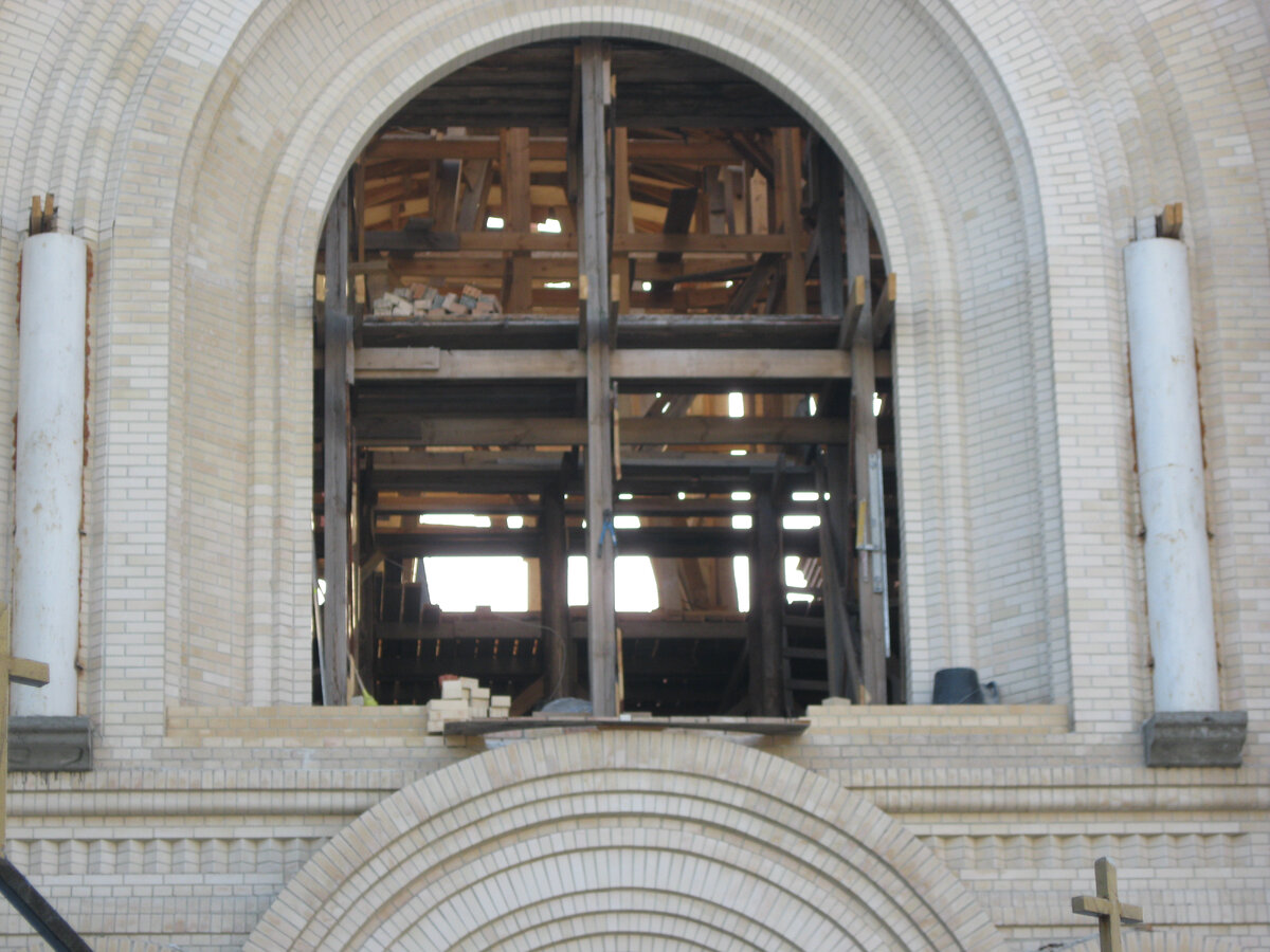 Сооружение балкончиков; март 2013 г.