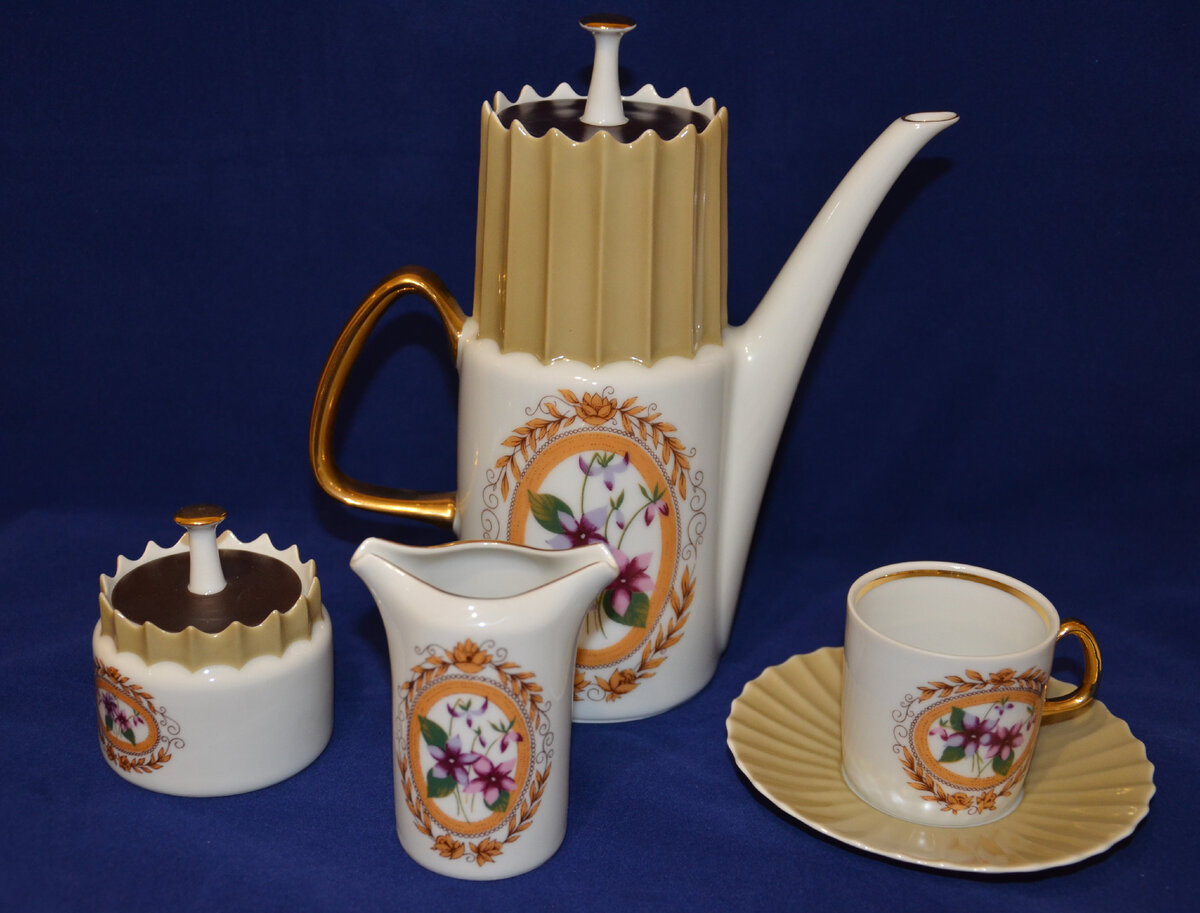 Фарфор ручного производства. Кофейный набор завода Пиркенхаммер, Чехия. Форма Аурелия, 1985 год.