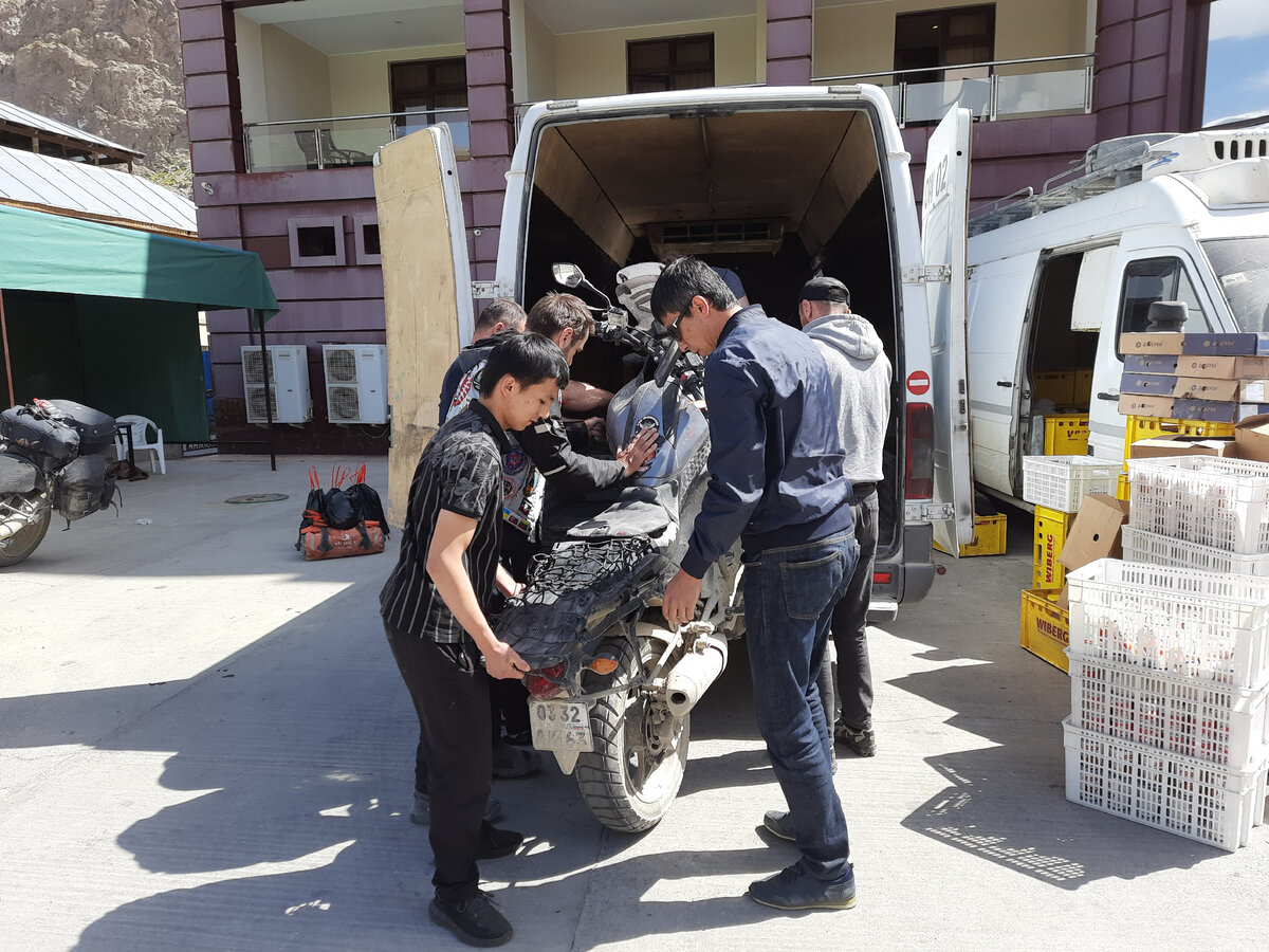 В рубашке и очках - Баха, в мусорных пакетах - экип))