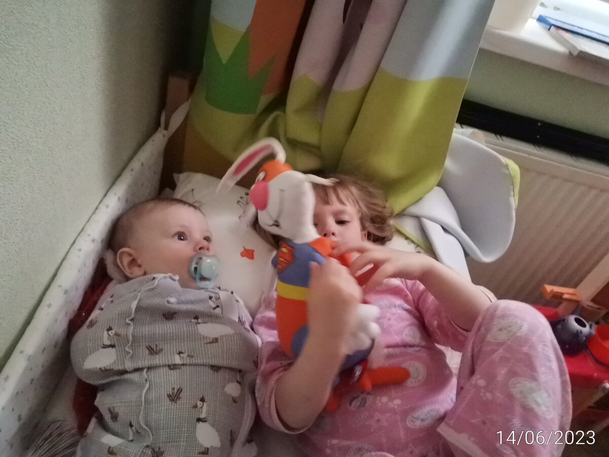 Так мы укладываемся на сон теперь. Семейно. Все слушают сказку. 😀