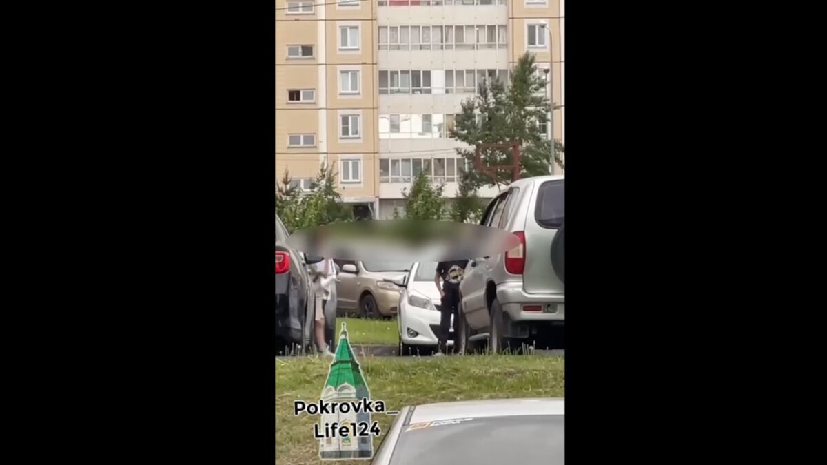     Одна из жительниц микрорайона Покровка пожаловалась на группу детей, которая постоянно издевается над дворником. Другие подтвердили её слова.