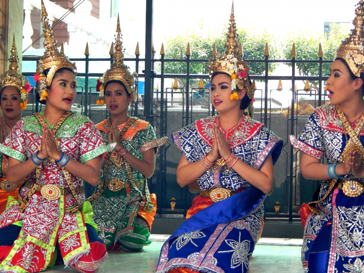 Большие тайцы. Тайцы национальный костюм. Национальный костюм Тайланда. Танцы в Таиланде. Тайланд танцы.