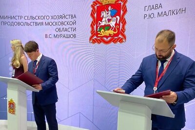   Министр сельского хозяйства и продовольствия Московской области Владислав Мурашов и руководитель крестьянско-фермерского хозяйства Роман Малкин © Пресс-служба Министерства сельского хозяйства и продовольствия Московской области