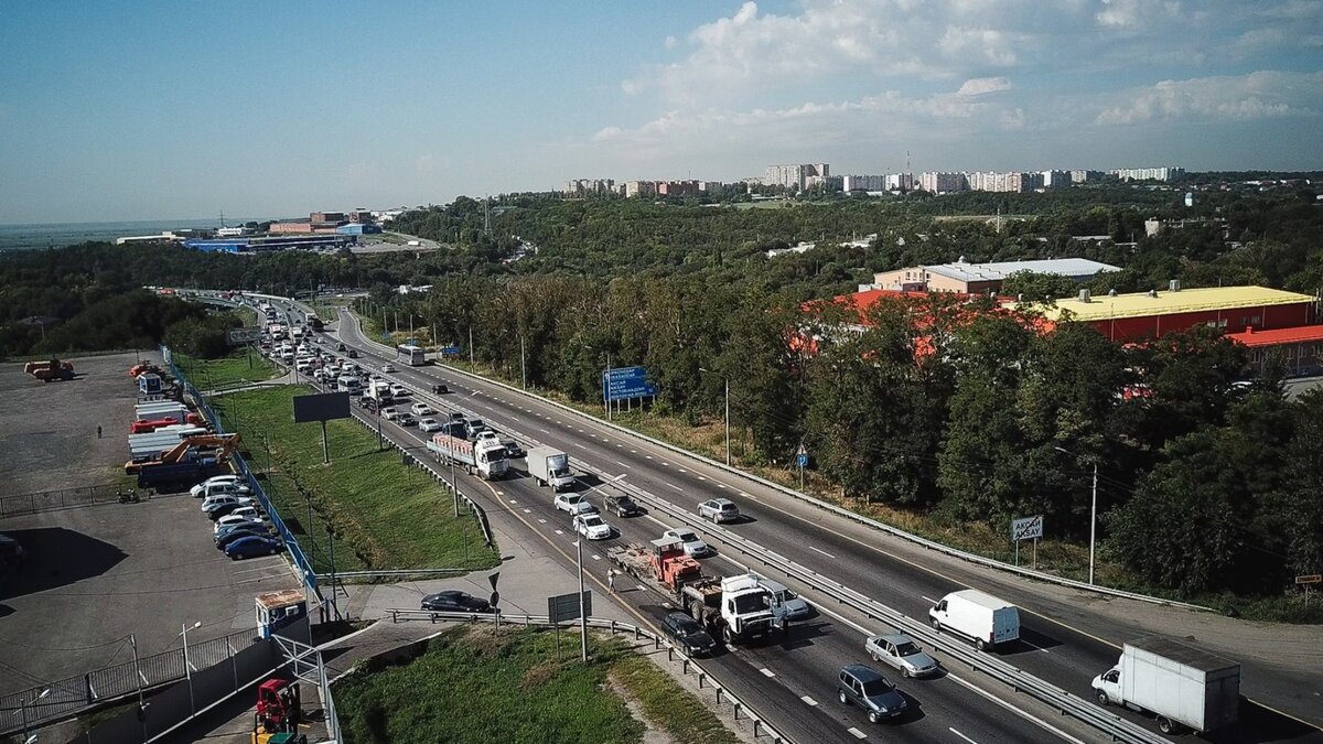     Многокилометровый затор образовался на дороге между Ростовом и Таганрогом, сообщают «Яндекс. Карты».