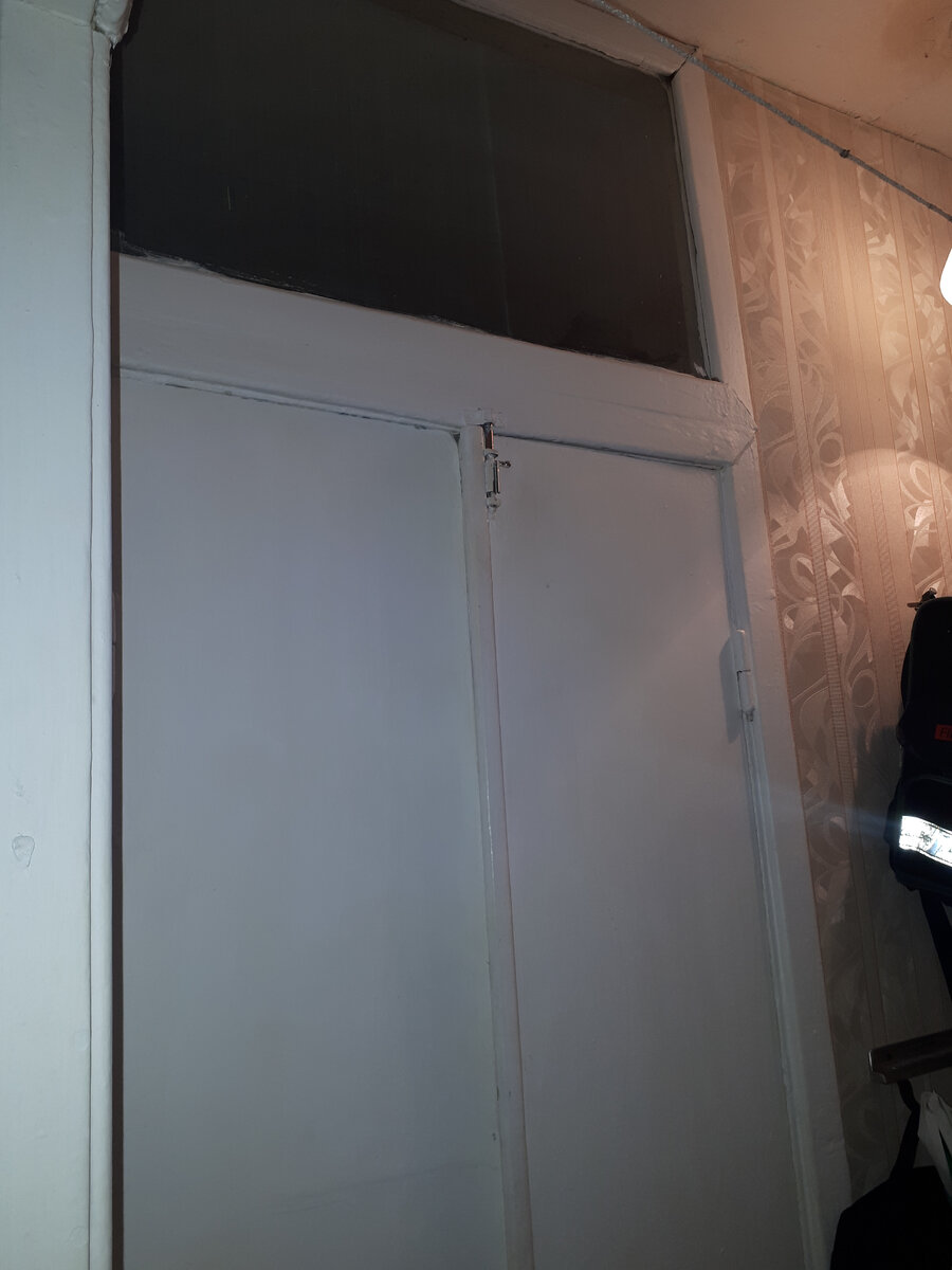 В наличии 2 распашные двери 