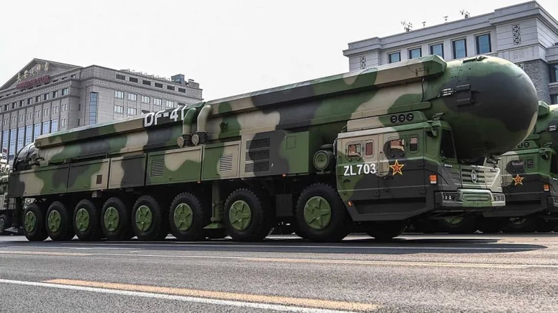 Китайская межконтинентальная баллистическая ракета DF-41 на параде. Фото: НОАК