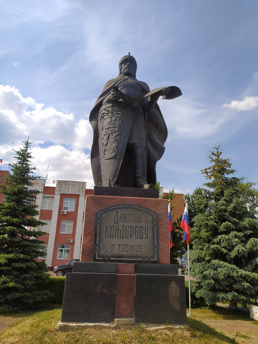 Село предположительно основано в начале XVI века, но впервые упоминается в 1615 году. Из писцовой книги по Медынскому уезду за 1628 — 1629 годы: «За Кочевою Володимеровым сыном Поливанова по Государеве жалованной вотчинной грамоте 1615 года за приписью дьяка Герасима Мартемьянова половина села Кондарѐва, а Омельяновское тож, на реке на Шане». Одной половиной села владел Кочева Владимирович Поливанов, второй — Михаил Борисович Шерстов. Долгое время село имело второе название — Емельяновское. Возможно, владельцем села ранее был и Емельян Кондырев, но в 1620-е годы ими являлись К.В. Поливанов и М.Б. Шерстов. Свои земли владельцы продавали, меняли по несколько раз. Но село Кондырево, впоследствии Кондрово, — оставалось неизменно.    Фото автора.