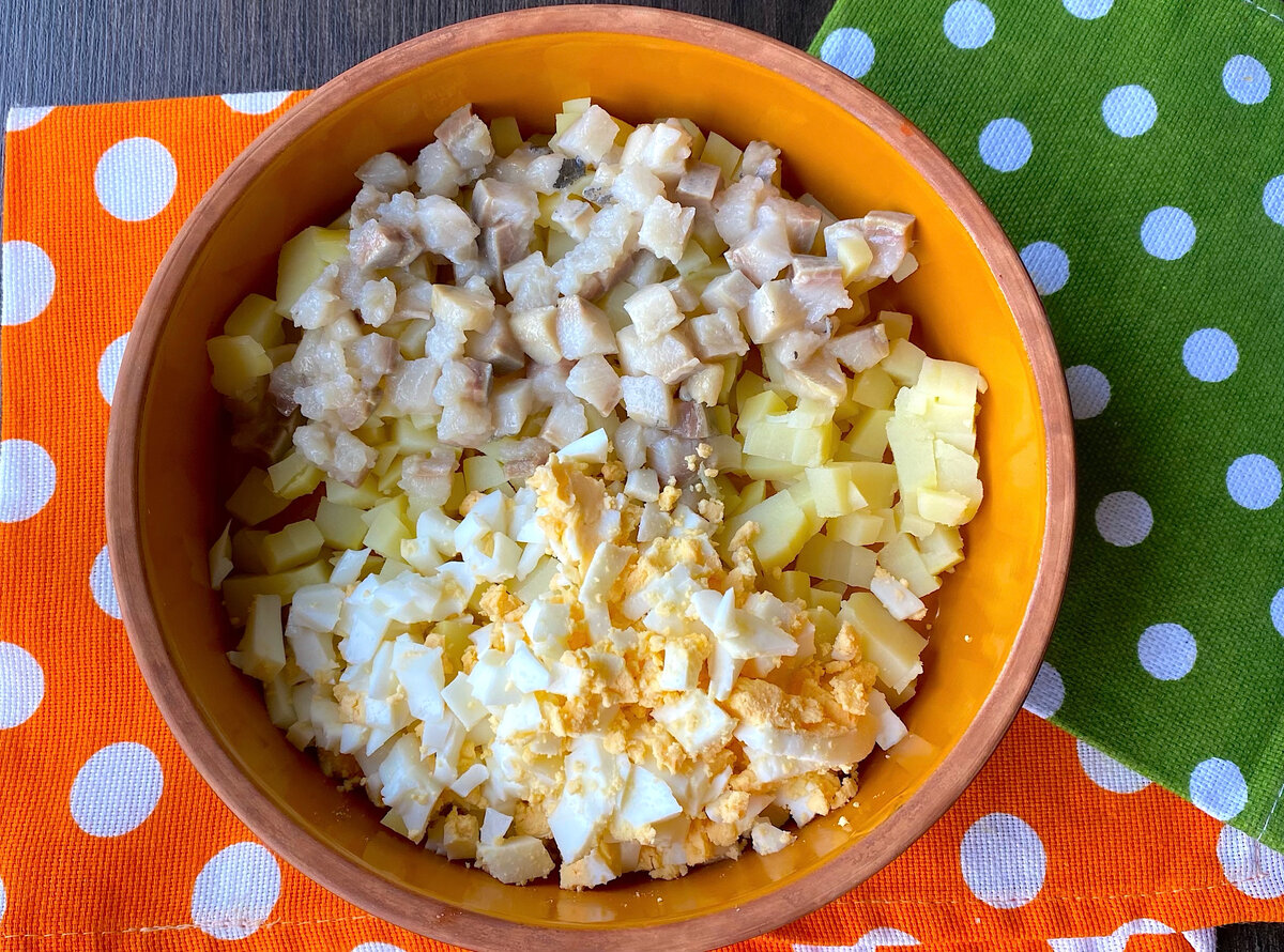 Салат по-деревенски с селедкой: приготовила вкусное блюдо и подала под ...