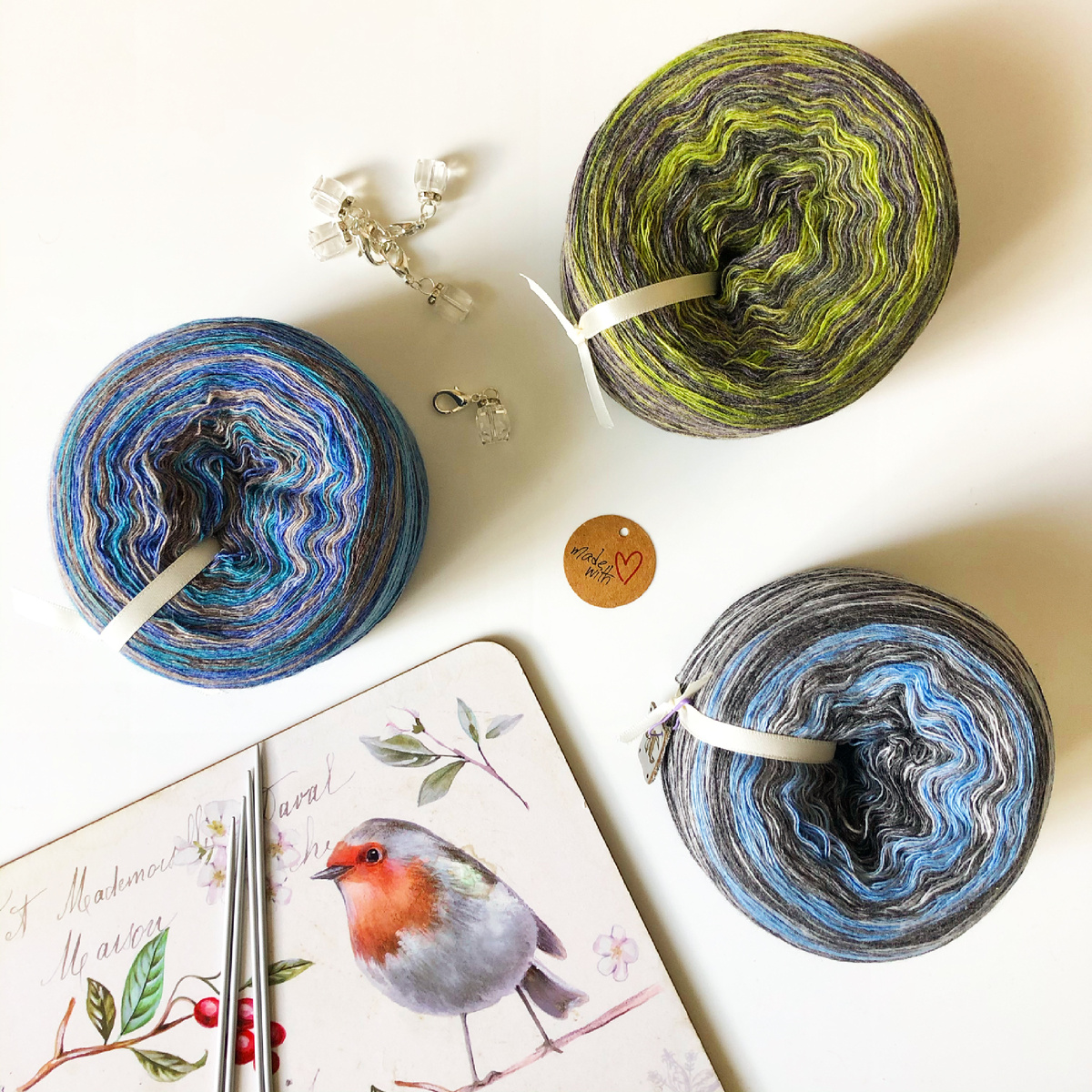 Типа бобинная носочная пряжа - на самом деле просто тонкая смесовка с полиамидом, смотанная в несколько нитей для нужной толщины