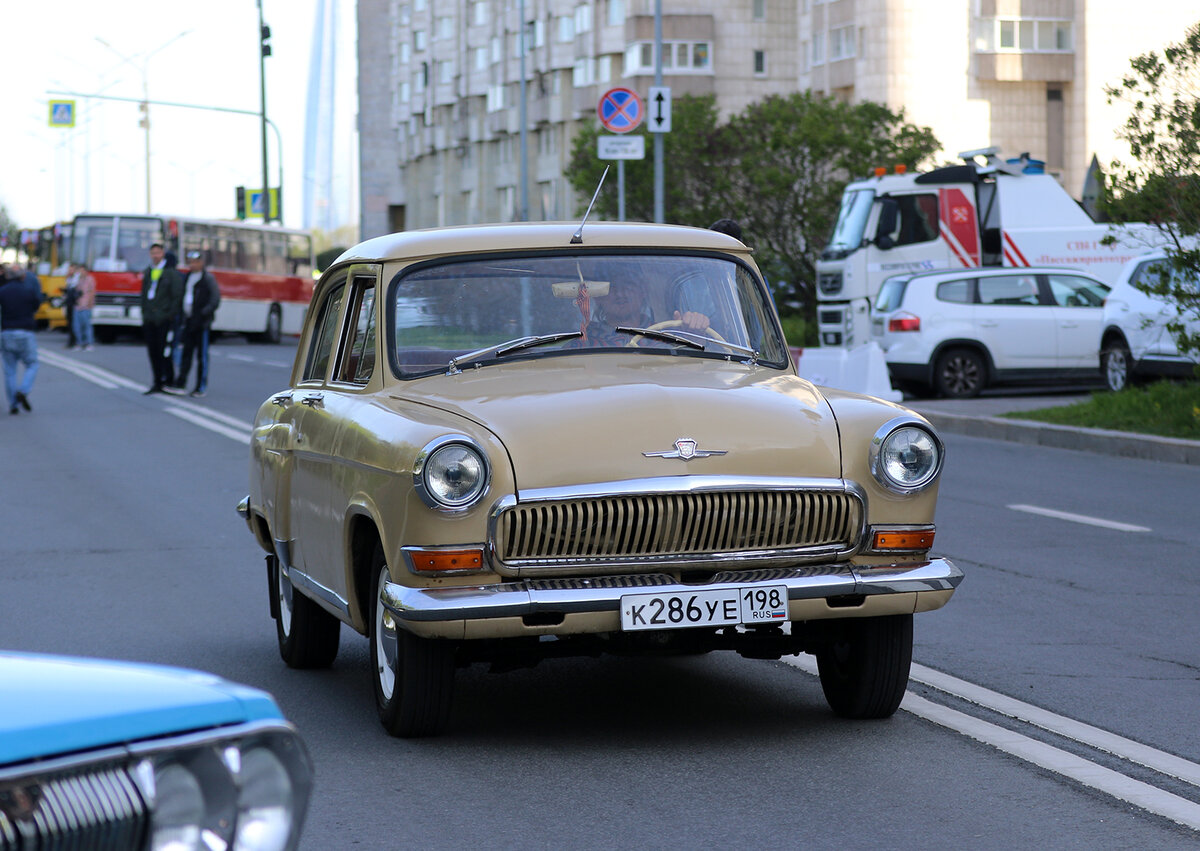 Волга на фоне Икарусов