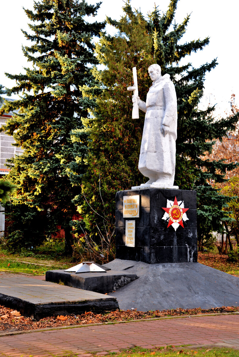 Памятник погибшим работникам фабрики. "Собинский Алеша" Фото В. Гребнева