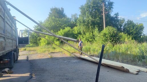 Прикупил досок для настила на леса, процесс разгрузки