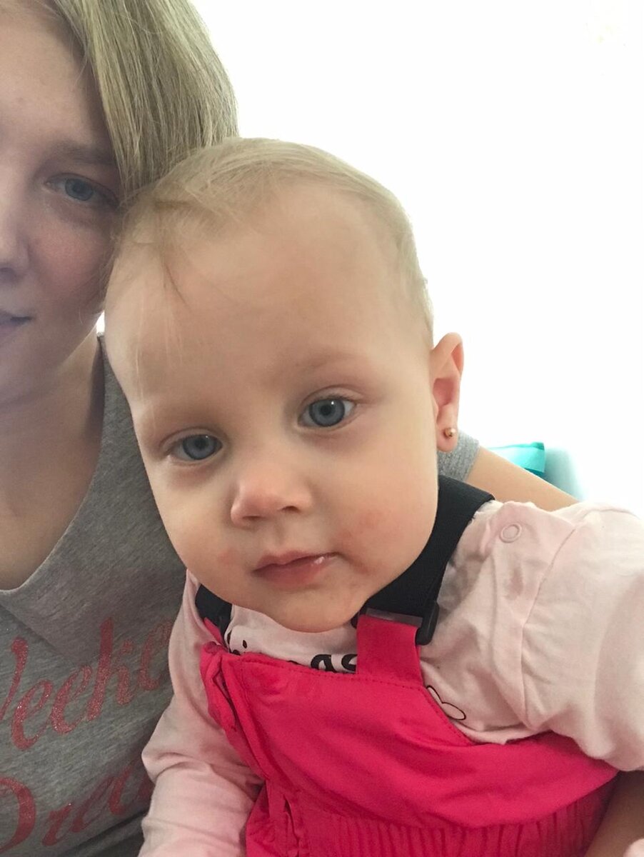 Только вернулись из салона, показывает мне серёжки 