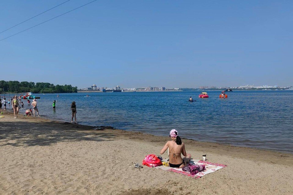    На пляже у залива Якоби сегодня много людей. Любовь АРБАТСКАЯ