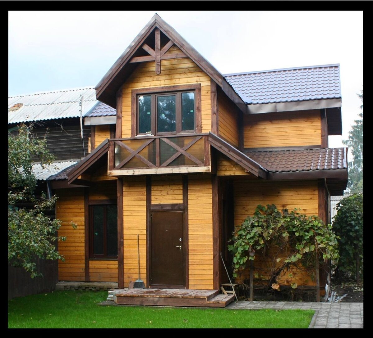 Таким наш дом был в 2011 году,  когда его только построили.