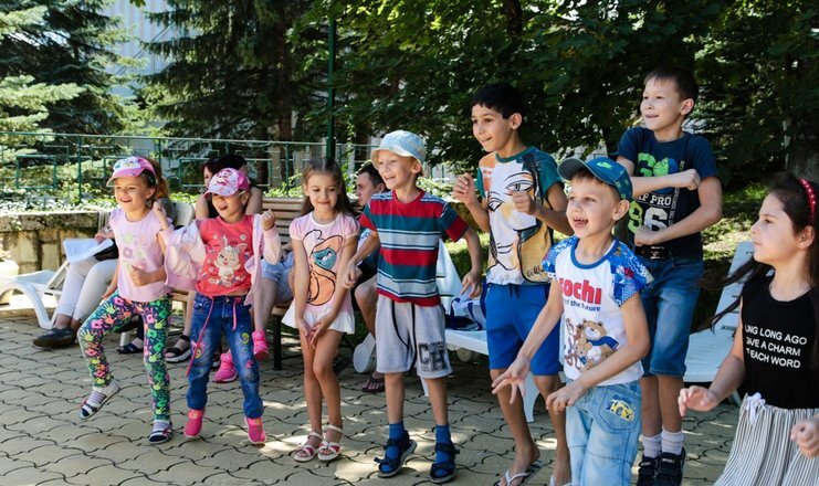 Он полдня сидит на занятиях в школе. Приходит домой и садится за уроки, потом – за компьютер. И так шесть дней в неделю, а за гаджетами можно провести и седьмой.