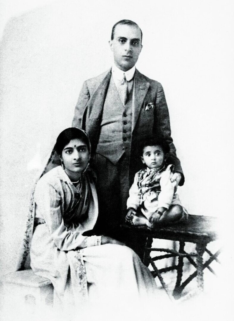 Маленькая Индира с родителями, отец - Джавахарлал Неру - один из самых видных и успешных политиков мира, мать - Камала Нару - деятель народно-освободительного движения Индии 