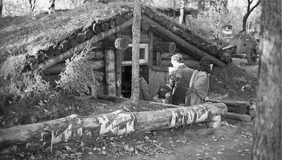 Блиндажи немцев. Землянка Партизан Великой Отечественной войны. Партизанская землянка 1941 год. Землянка блиндаж.