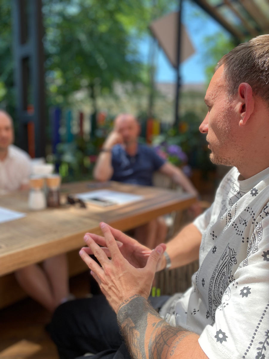 Дмитрий сложил свои руки. Молится за компанию! 