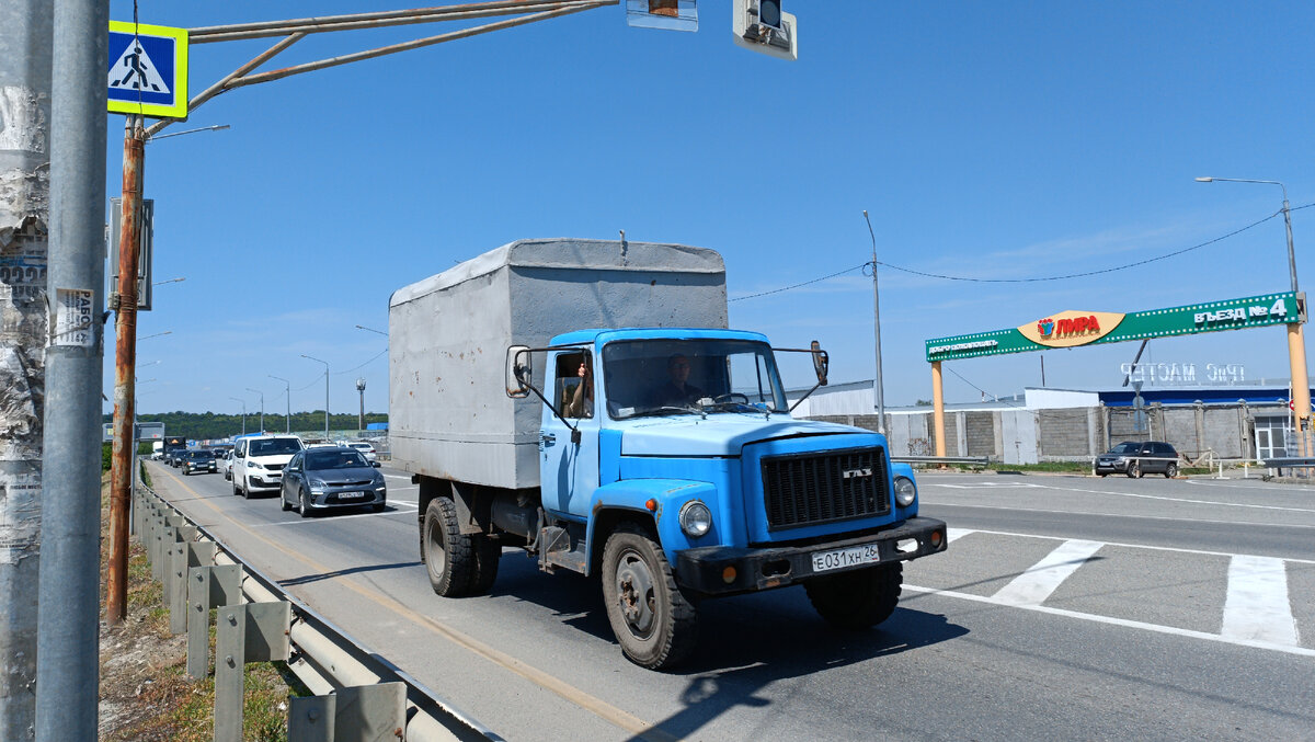 Довольно красивый Газон в районе Рынка Лира, Пятигорск
