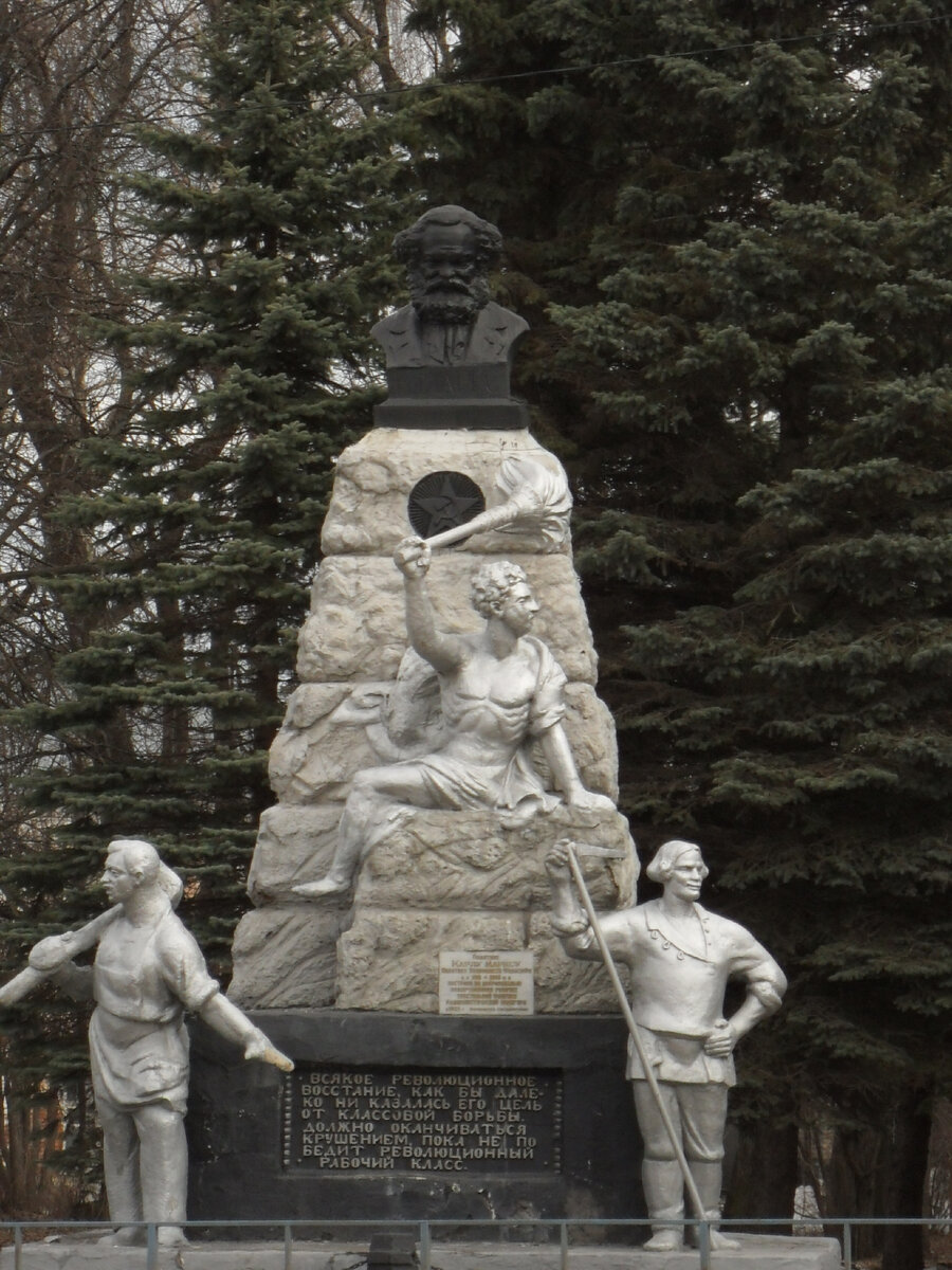 Памятник "Освобожденному труду" или Карл Маркс, г.Собинка Открыт в 1923г. Фото из музея города
