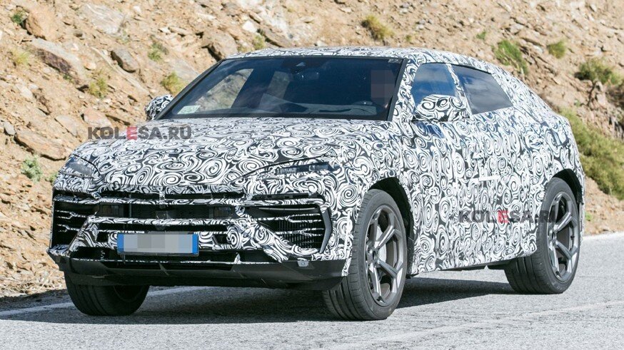    На фото: Lamborghini Urus PHEV