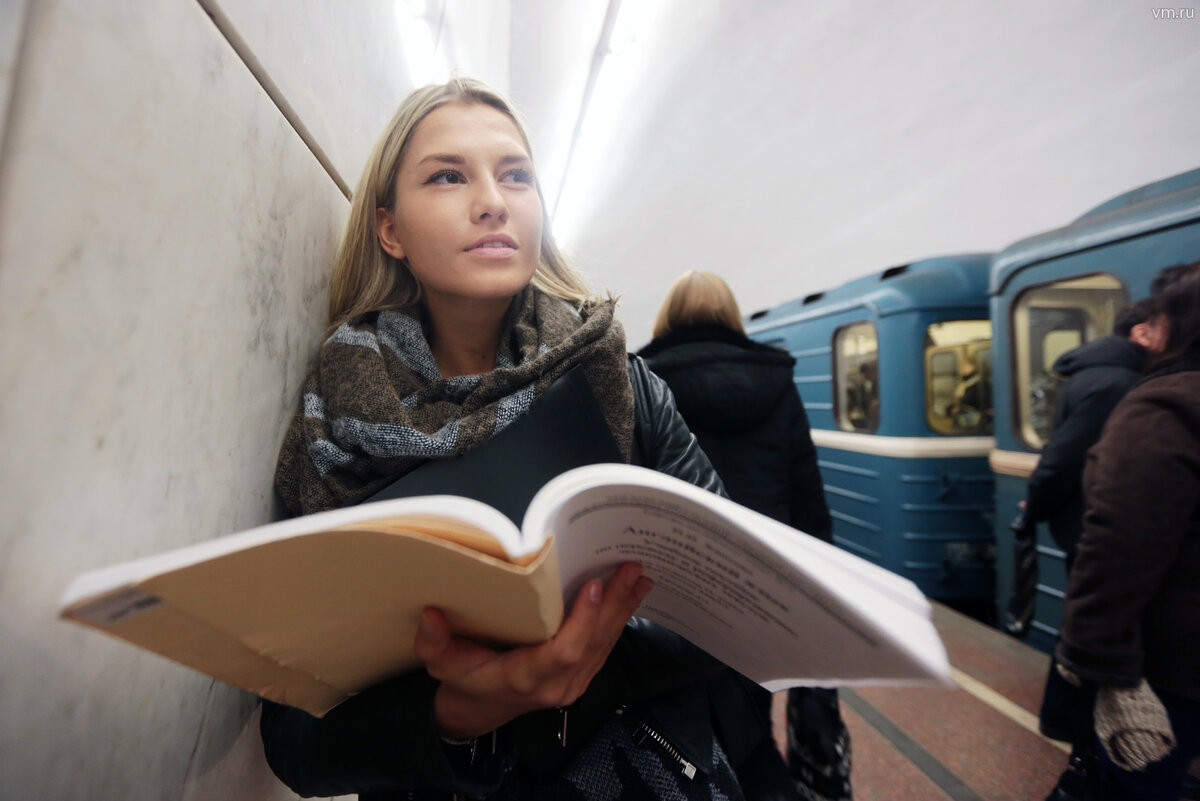 Она читает в метро. Чтение в метро. Люди читают в метро. Люди с книгами в метро. Студент в метро.