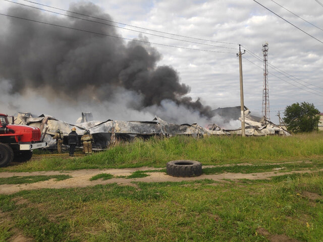    После атаки беспилотника на предприятии «Бел-Поль» возник пожар площадью две тысячи квадратных метров