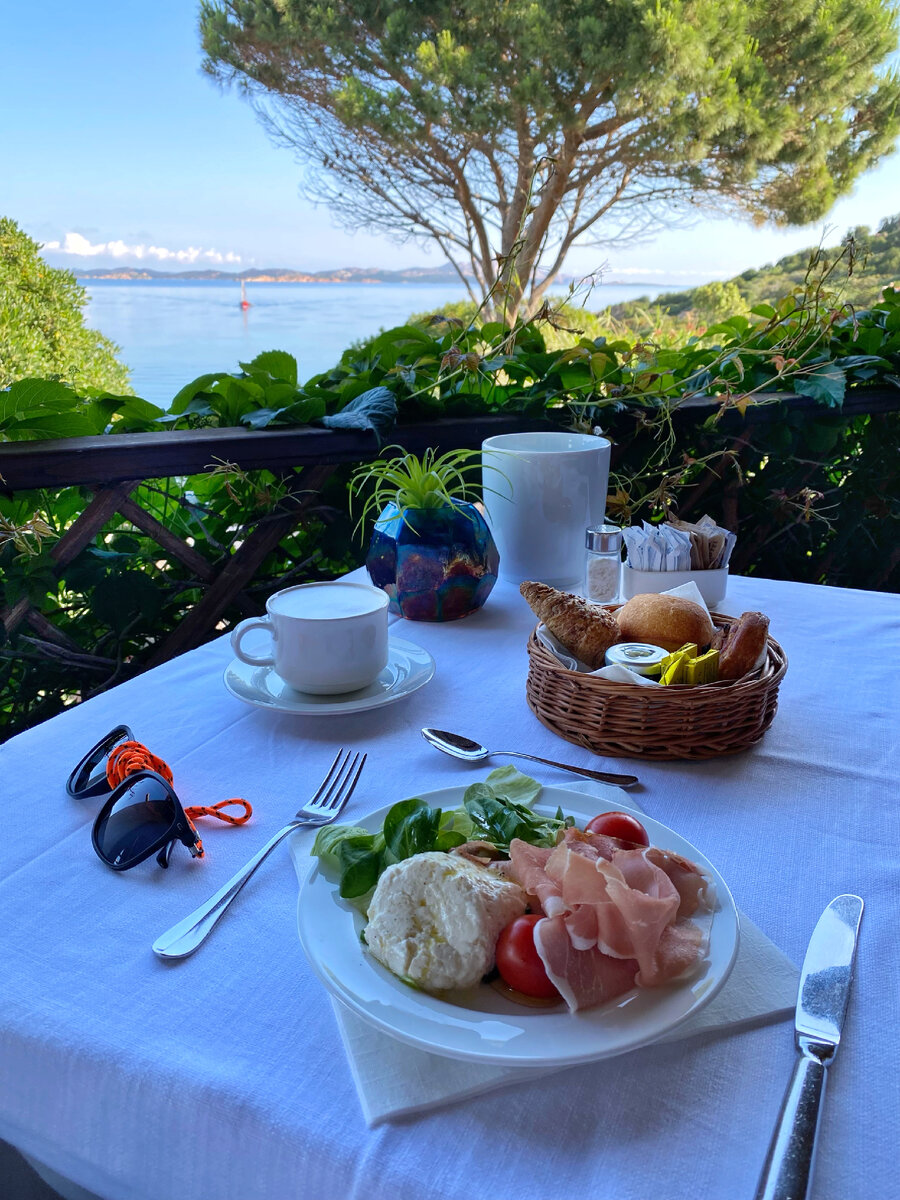 Главное утреннее блюдо — вид на море