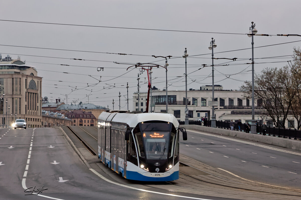 Трамвай А на Большом Устьинском мосту. Вид в сторону Водоотводного канала, 2023. Автор фото: Stepa111. Отсюда: https://ttransport.ru.