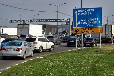    Автомобили на трассе М-4 "Дон" в Воронежской области. В Воронежской области введен режим контртеррористической операции, ограничено движение по трассе М-4 "Дон". ©Ксения Головкова РИА Новости