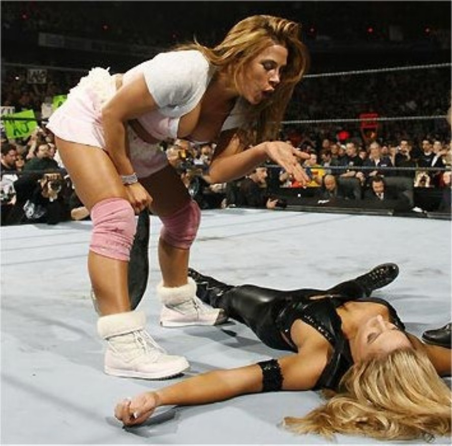 Включи против 2. Mickie James vs Stratus. WWE Trish Stratus vs Mickie James. Женский реслинг Мишель Микко.