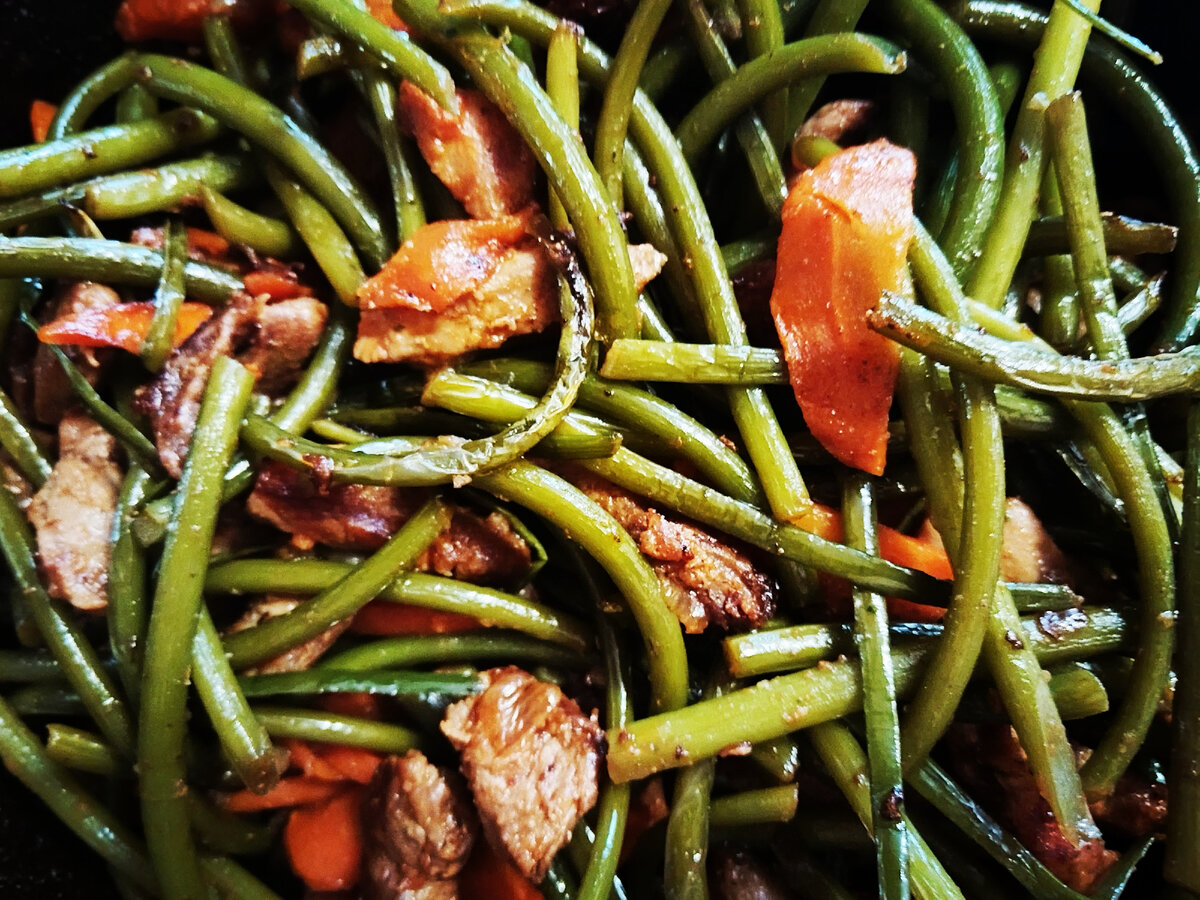 Всем привет! Сегодня хочу поделиться рецептом очень вкусного и ароматного блюда - стрелки чеснока. Готовится очень быстро и легко, обязательно попробуйте! Итак, Вам понадобится :