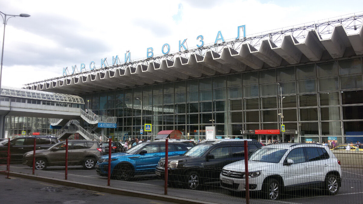 С нижнего этажа вокзала можно попасть в совмещённый вестибюль станций метро «Курская» Арбатско-Покровской и Кольцевой линий. Также в этот вестибюль можно попасть непосредственно с платформ № 1, 4 и 5 через пешеходный тоннель № 3 и с площади Курского Вокзала через два наземных вестибюля. К электропоездам Горьковского направления удобнее выходить через совмещённый вестибюль станций «Чкаловская» и «Курская» Кольцевой линии, находящийся в 100 м от вокзала на улице Земляной Вал.