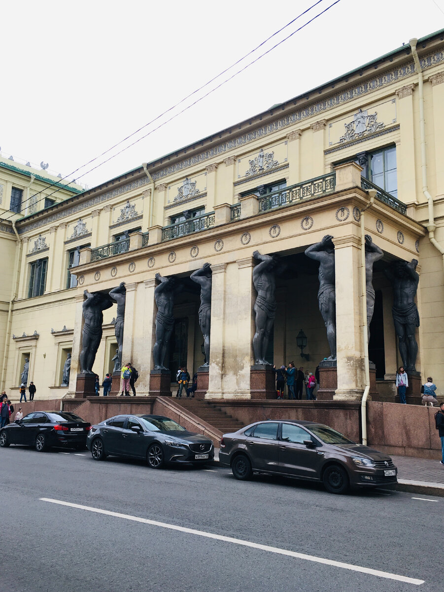 Атланты украшают портик здания Нового Эрмитажа