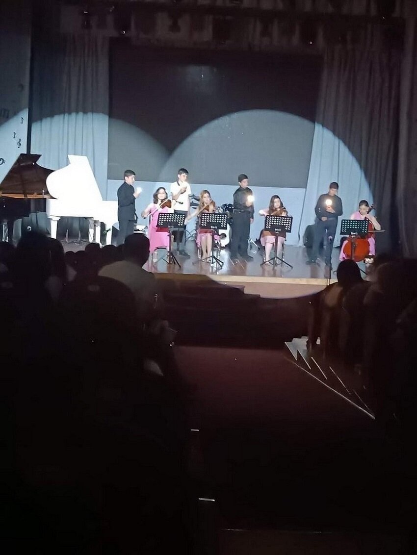 Концерт, посвященный 85-летию со дня основания Степанакертской музыкальной школы имени Комитаса, прошел в необычных условиях: в темноте, при свете фонариков мобильных телефонов.-6