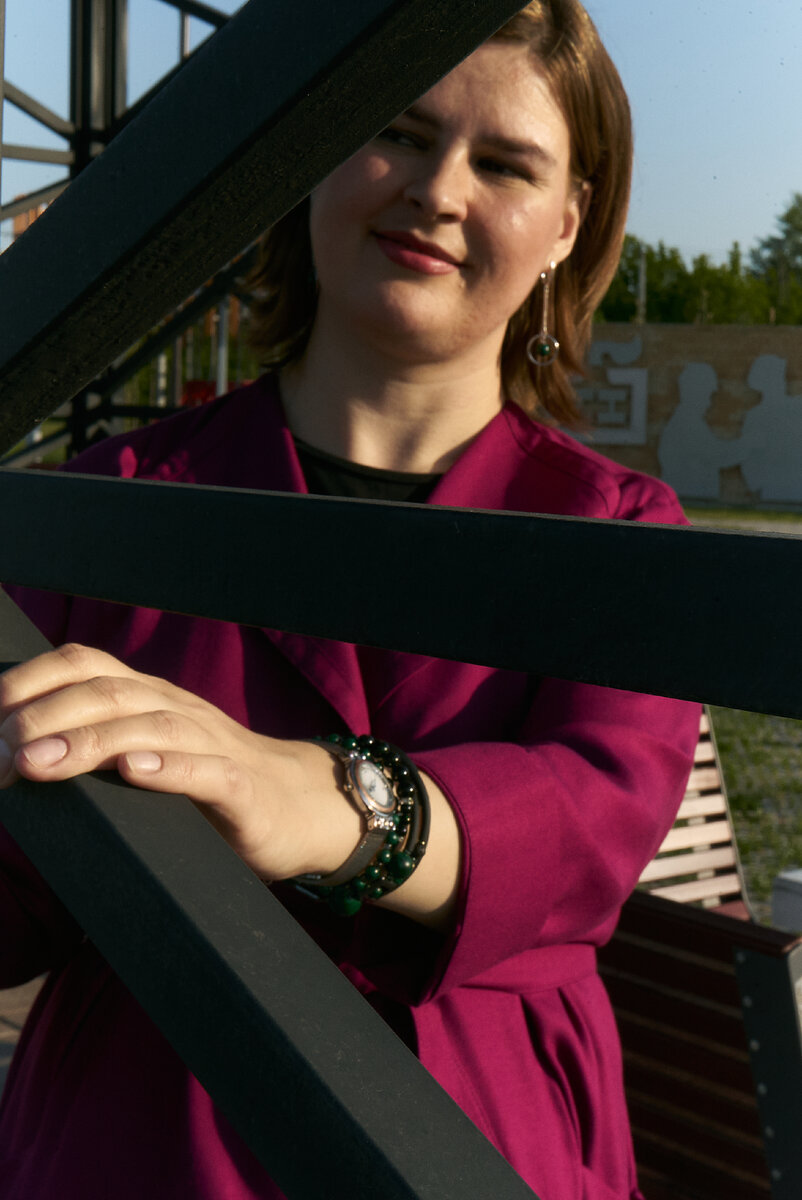 Для создания образа также использовался браслет из натурального малахита в сочетании с ручными часами на чёрном ремешке. 