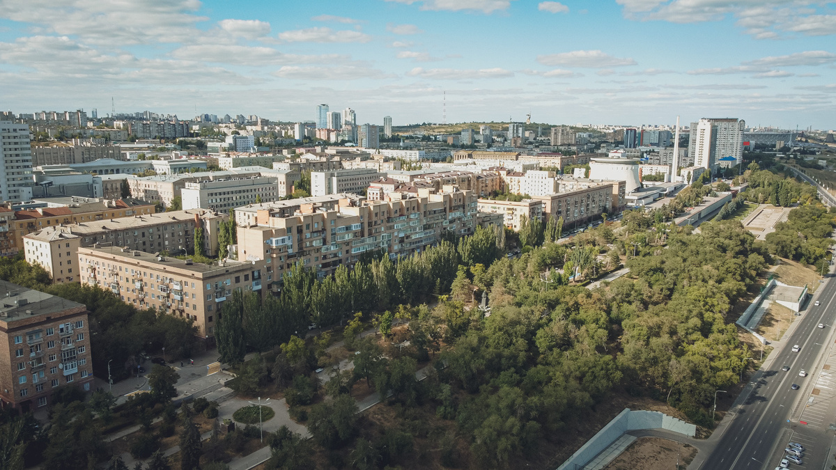     Волгоградцев встревожили провалы на Астраханском мосту и улице Мира, а на юге города полуразрушенный кинотеатр наконец-то нашел хозяина.