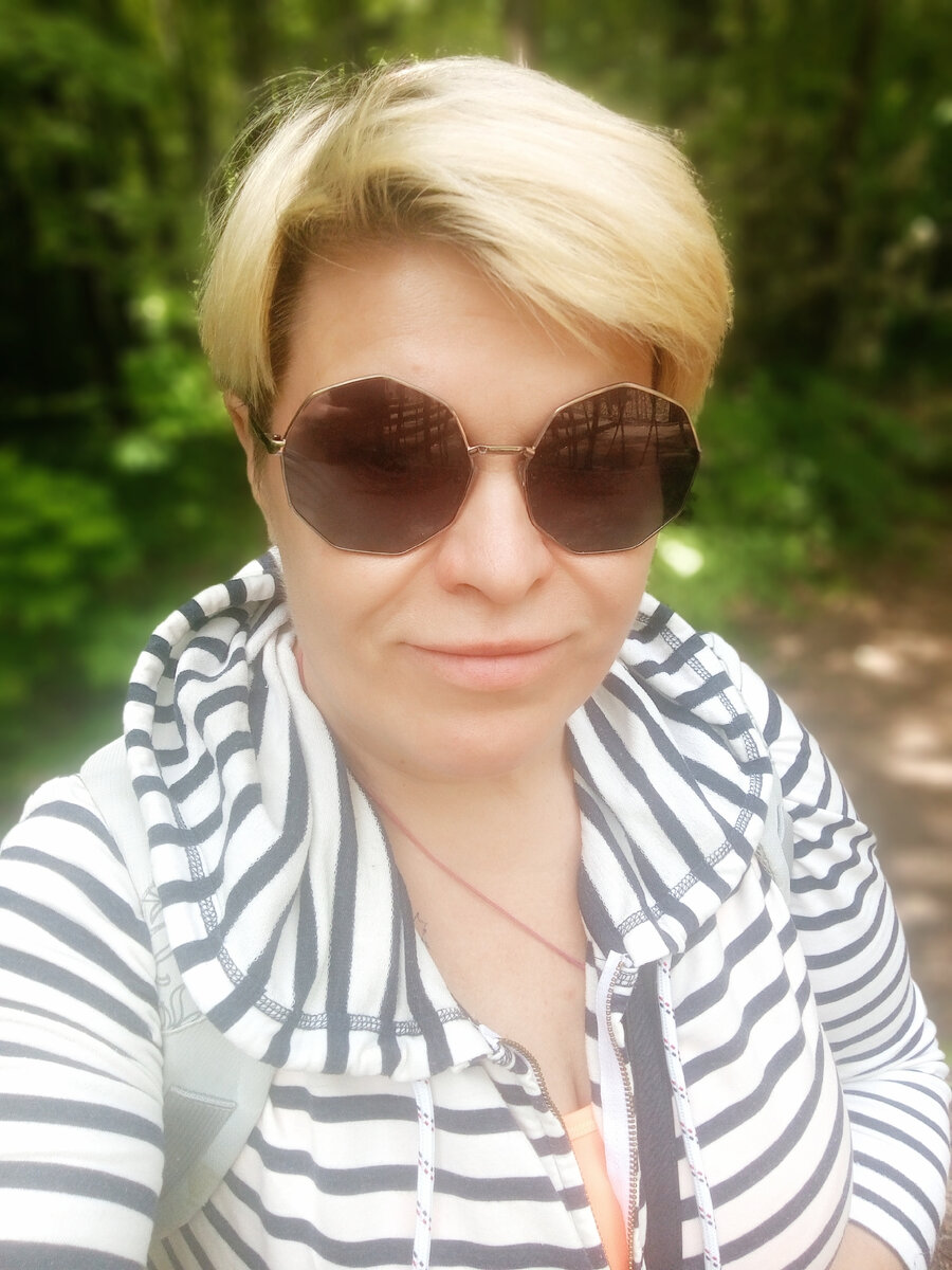Чуть виднеется майка мечтала влезть в неё года 4