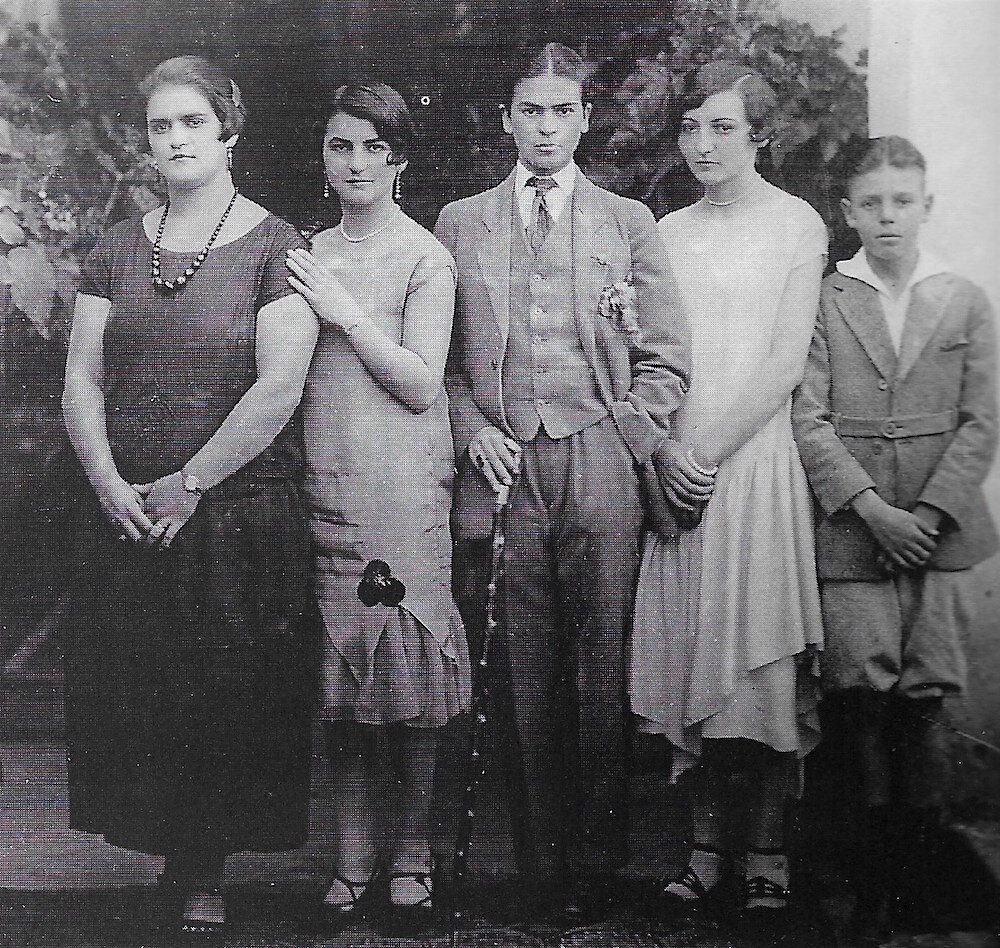 Фрида (в мужском костюме посередине) вместе с младшими сестрами