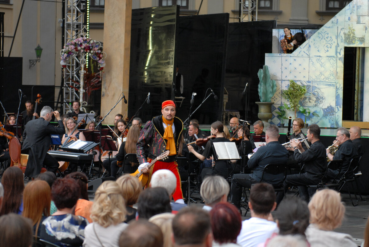 Сцена из спектакля «Севильский цирюльник», за дирижерским пультом Владимир Оводок