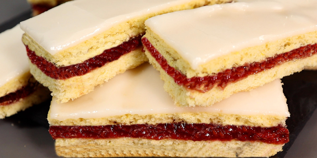 Ностальгический десерт: песочные полоски с джемом и помадкой из детства (рецепт по ГОСТу)